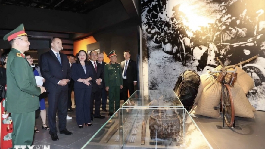 Bulgarian President tours Vietnam Military History Museum